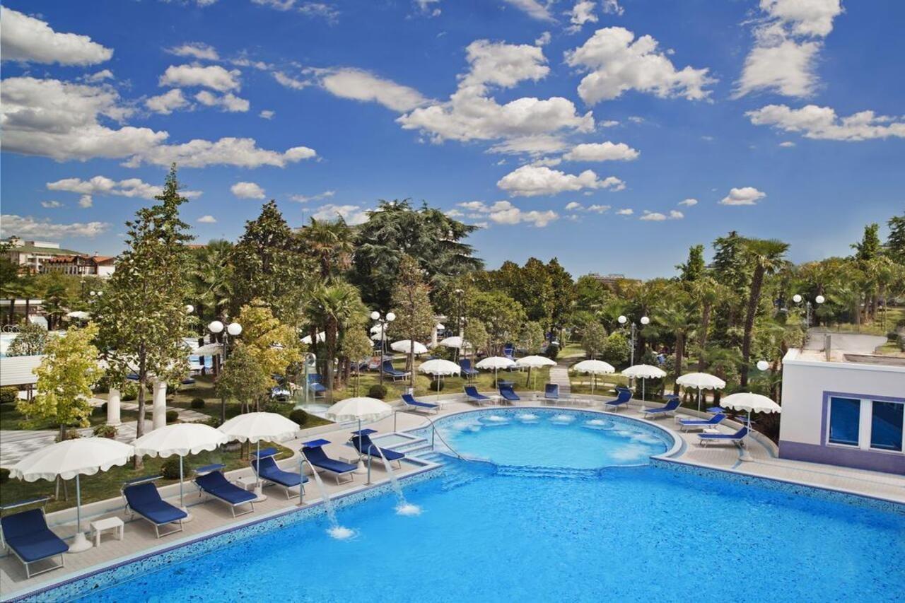 Grand Hotel Trieste & Victoria Абано Терме Екстериор снимка The swimming pool at the hotel