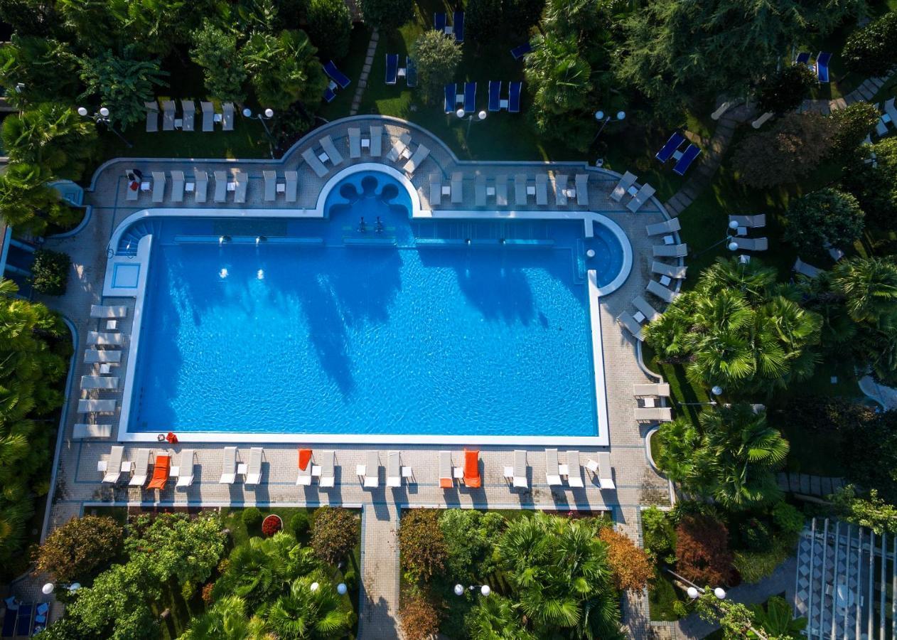 Grand Hotel Trieste & Victoria Абано Терме Екстериор снимка Aerial view of the swimming pool