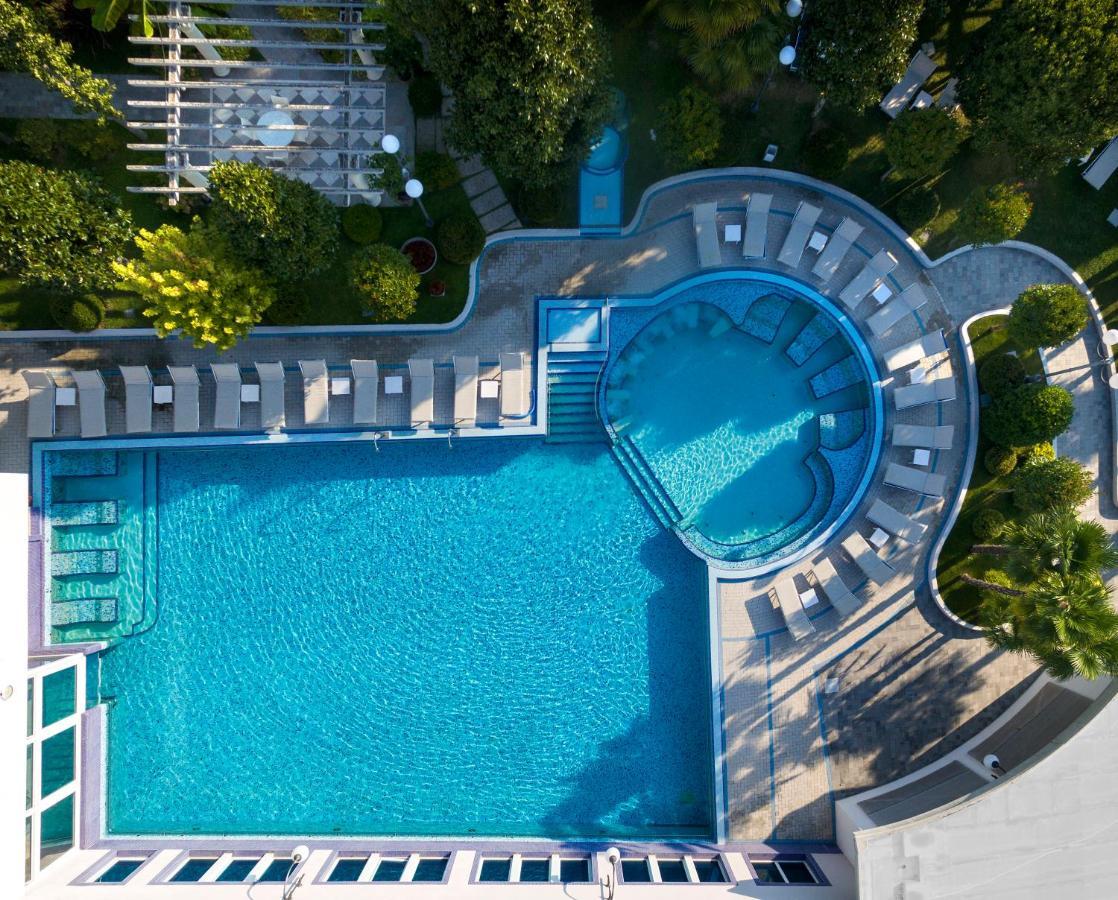 Grand Hotel Trieste & Victoria Абано Терме Екстериор снимка Aerial view of the pool