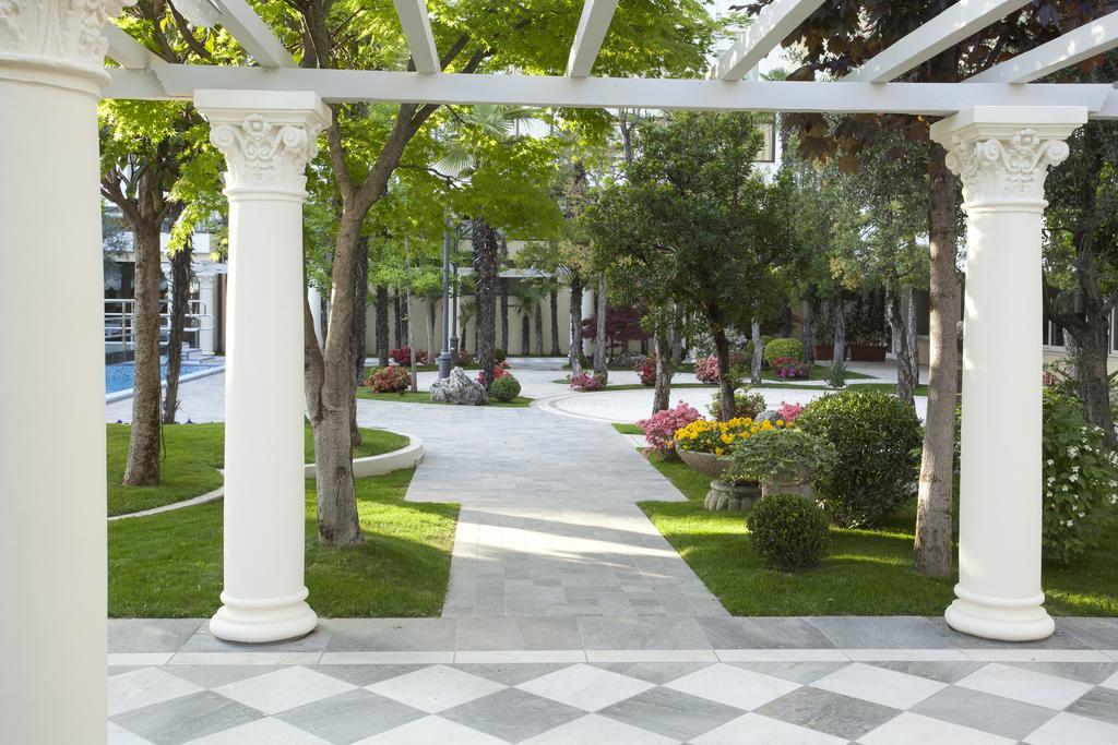 Grand Hotel Trieste & Victoria Абано Терме Екстериор снимка The campus of the University of Nicosia
