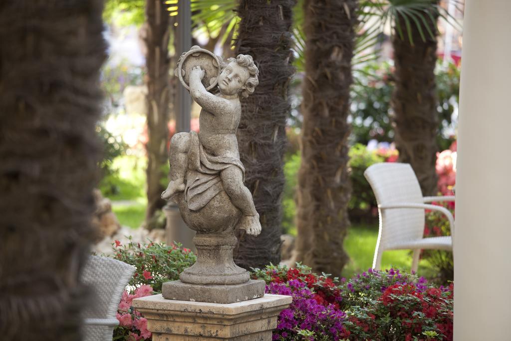 Grand Hotel Trieste & Victoria Абано Терме Екстериор снимка A statue in the garden