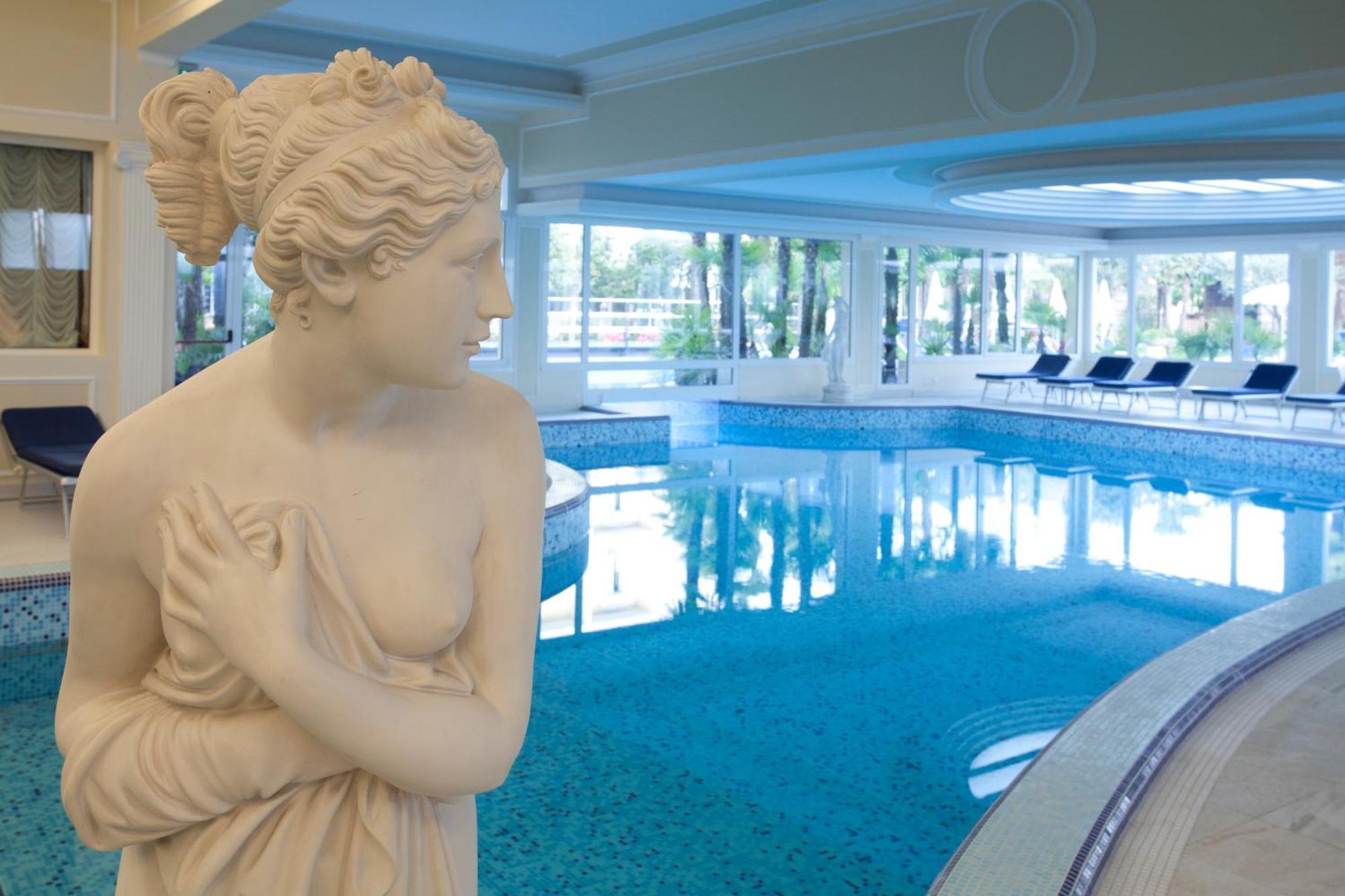 Grand Hotel Trieste & Victoria Абано Терме Екстериор снимка The indoor pool at the hotel