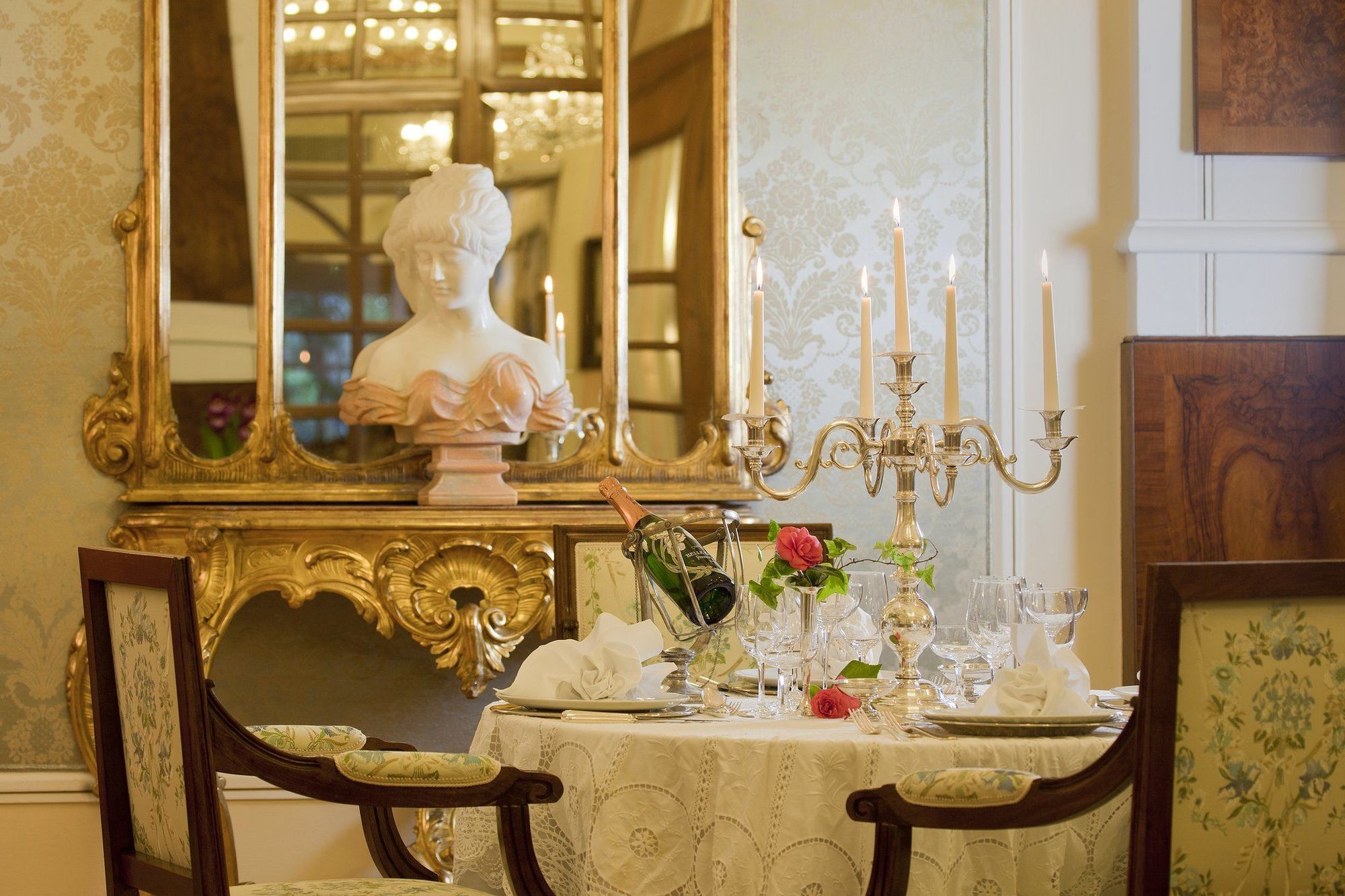 Grand Hotel Trieste & Victoria Абано Терме Ресторант снимка A table set for afternoon tea at the Imperial Hotel, Vienna