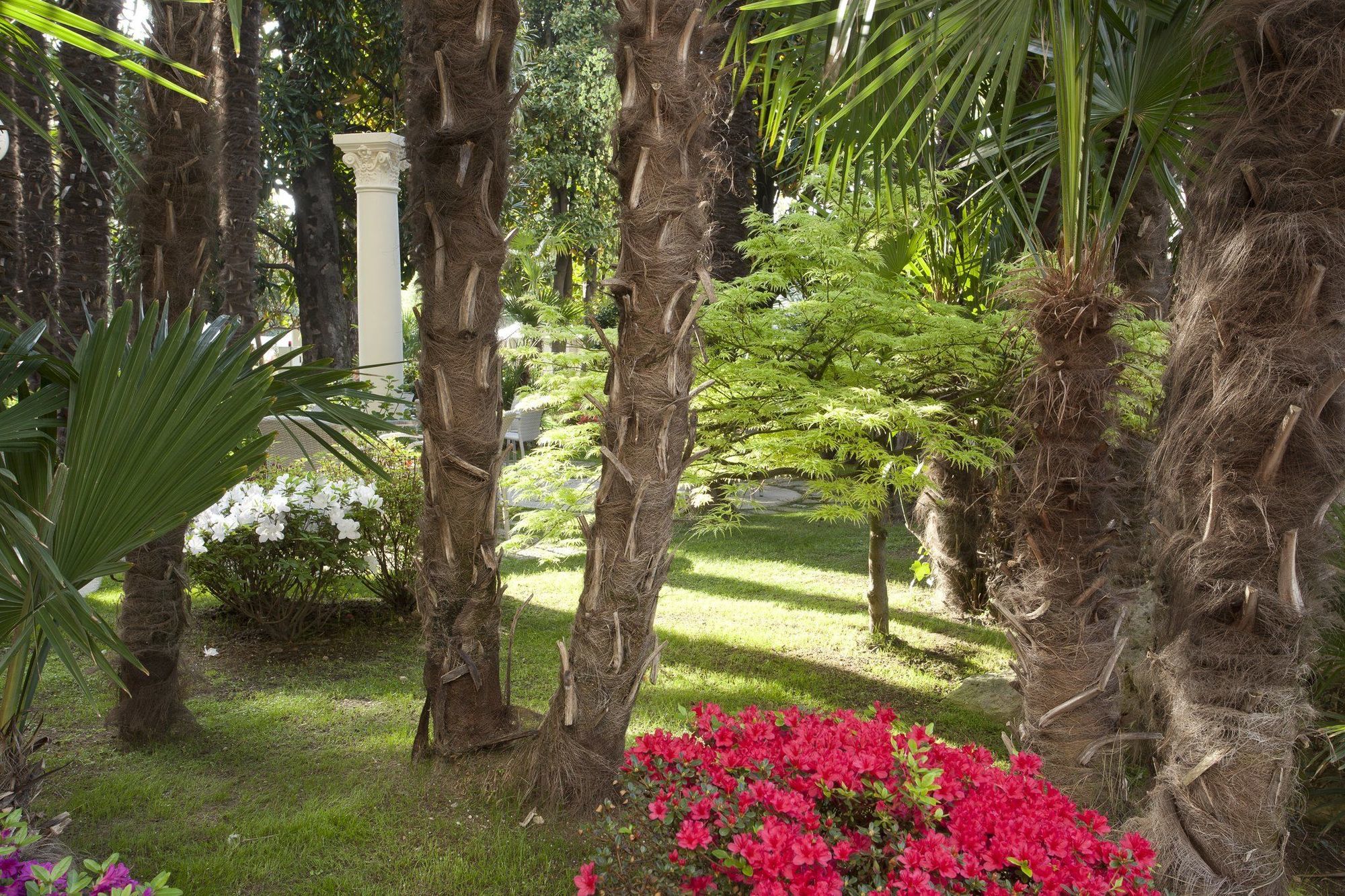 Grand Hotel Trieste & Victoria Абано Терме Екстериор снимка The gardens of the Villa Durazzo-Pallavicini