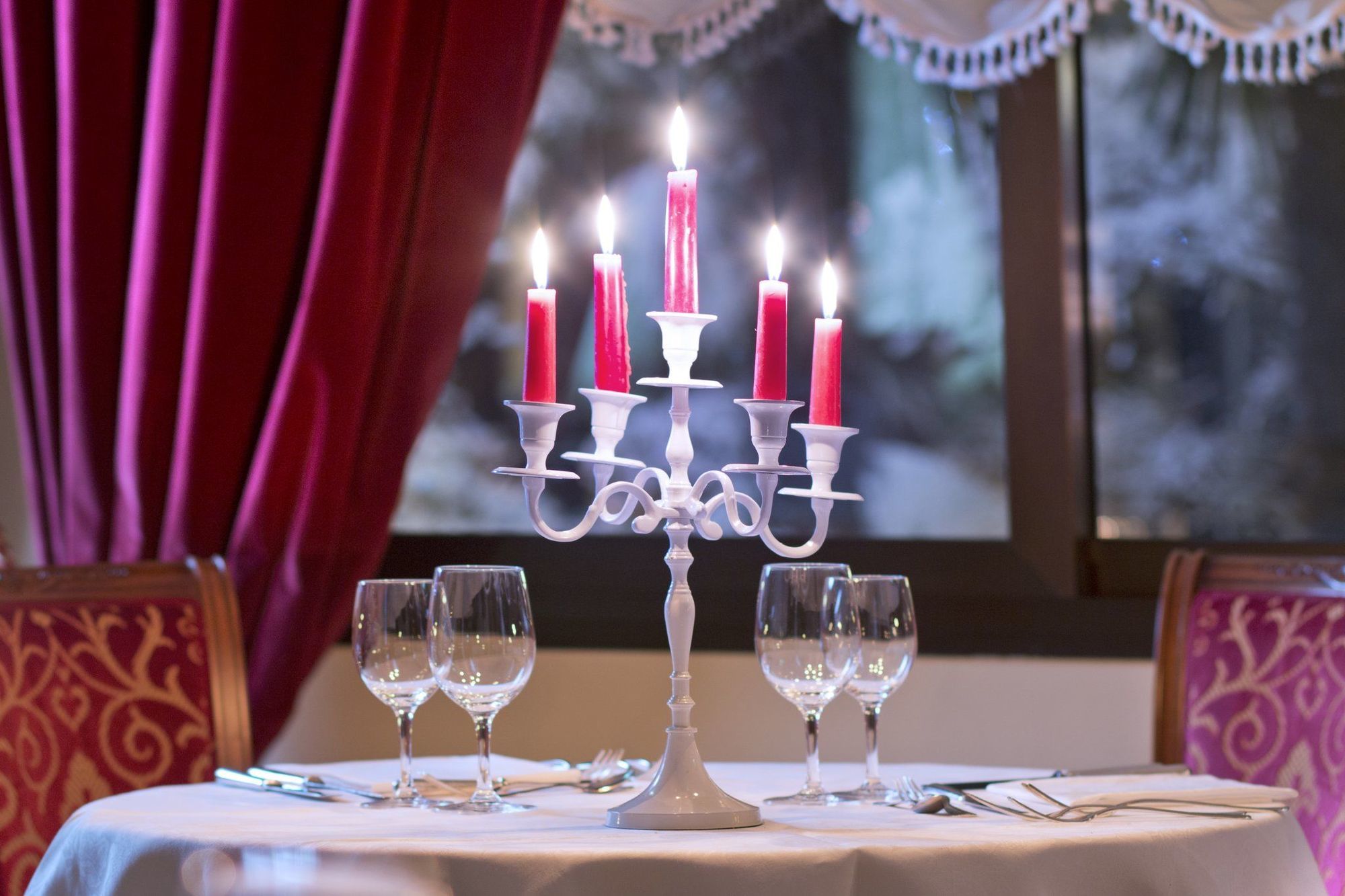 Grand Hotel Trieste & Victoria Абано Терме Ресторант снимка A candelabra with five candle holders