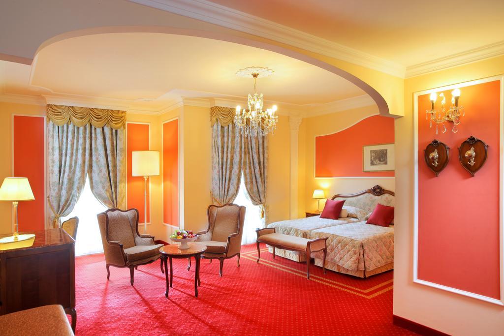 Grand Hotel Trieste & Victoria Абано Терме Екстериор снимка A suite at the Hotel de Crillon