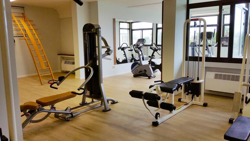 Grand Hotel Trieste & Victoria Абано Терме Екстериор снимка A gym in a hotel