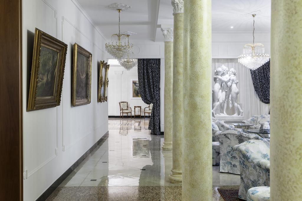 Grand Hotel Trieste & Victoria Абано Терме Екстериор снимка Interior of the museum