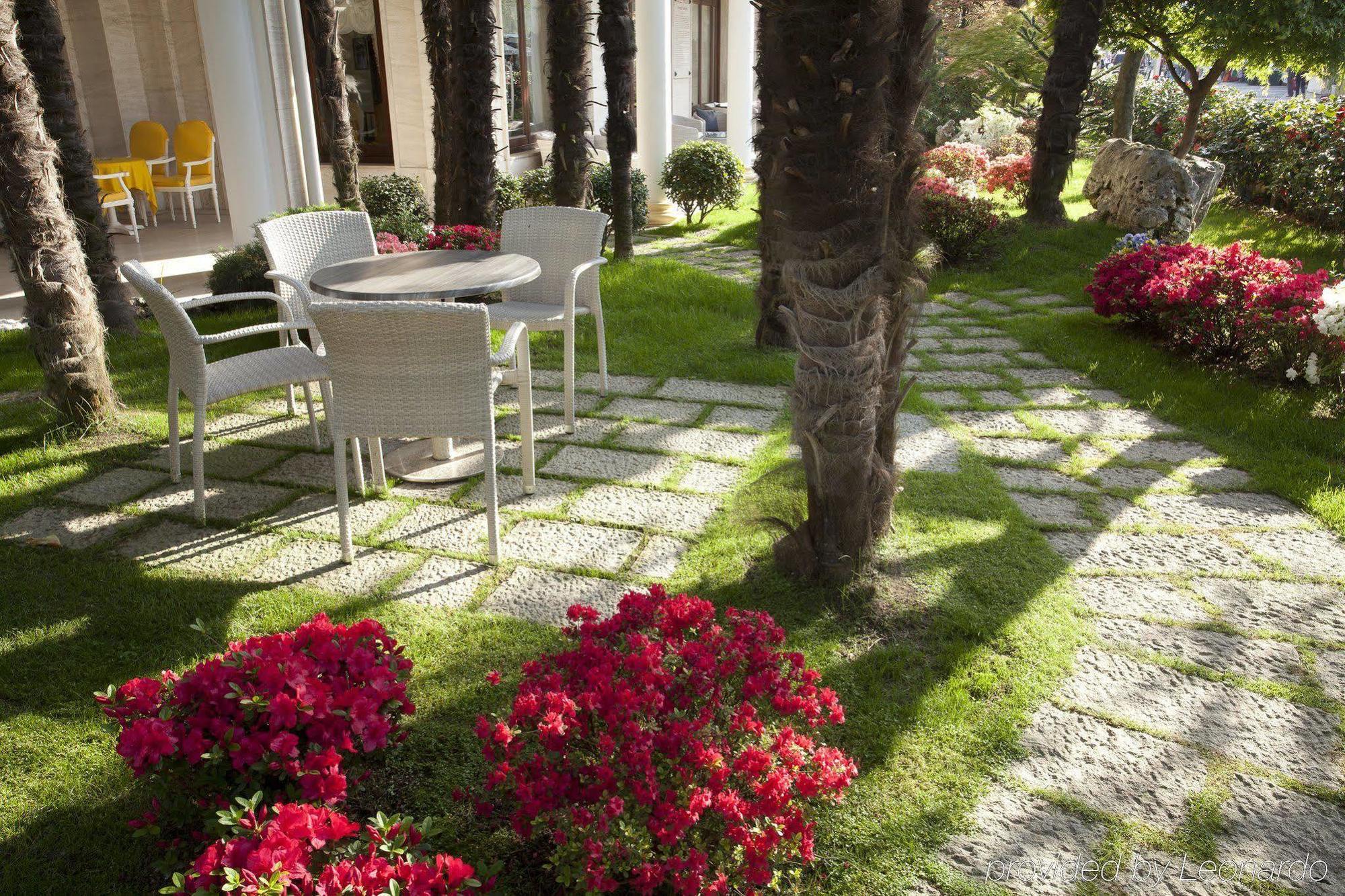 Grand Hotel Trieste & Victoria Абано Терме Екстериор снимка The garden of the villa