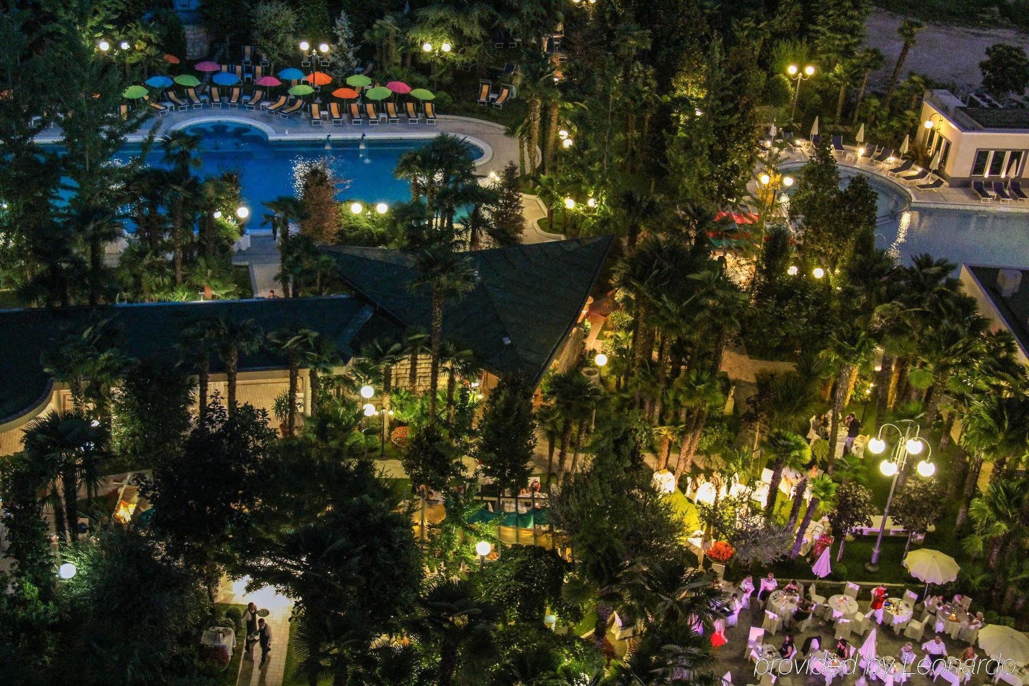 Grand Hotel Trieste & Victoria Абано Терме Екстериор снимка The resort at night