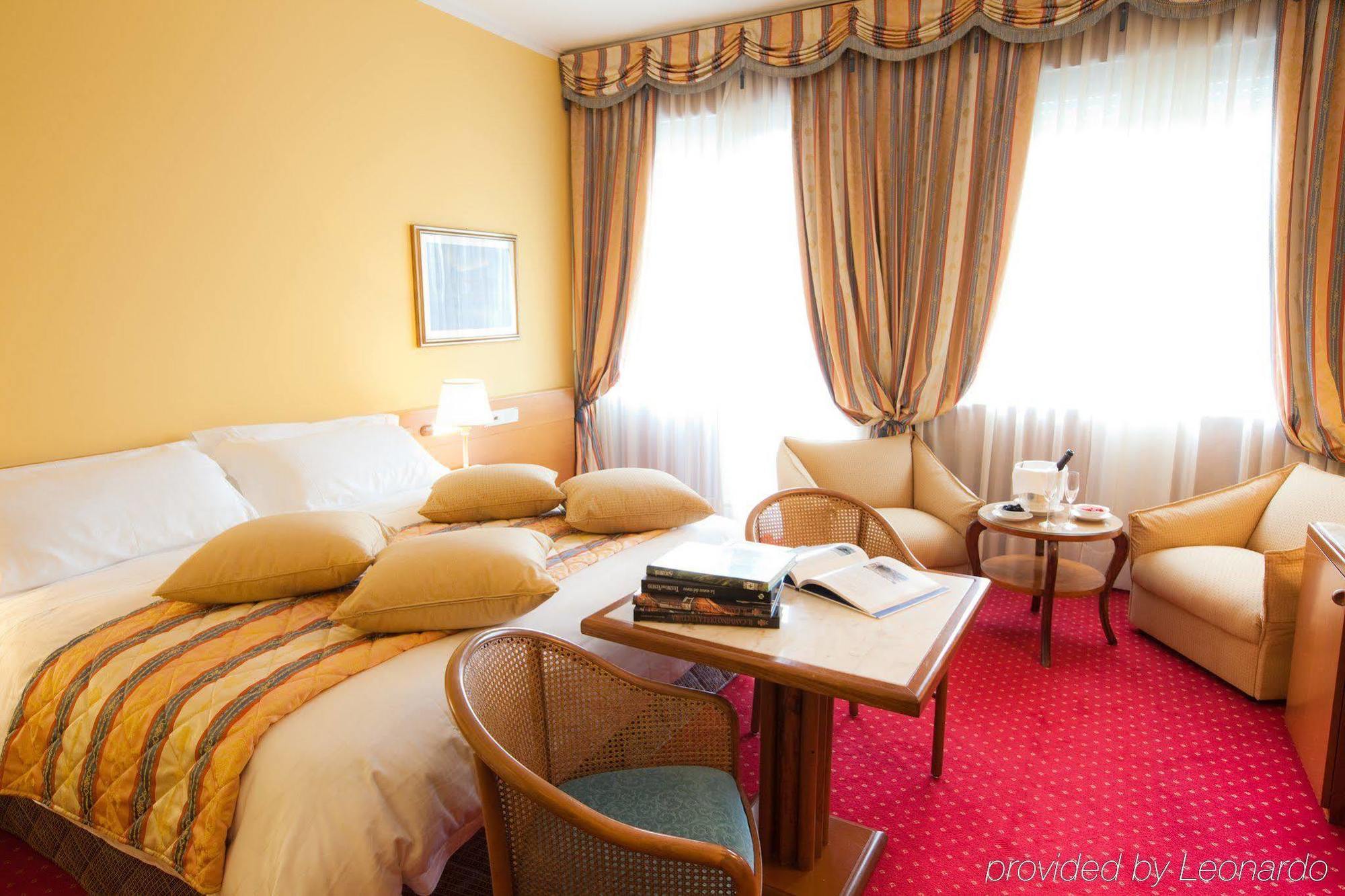 Grand Hotel Trieste & Victoria Абано Терме Екстериор снимка A room at the hotel