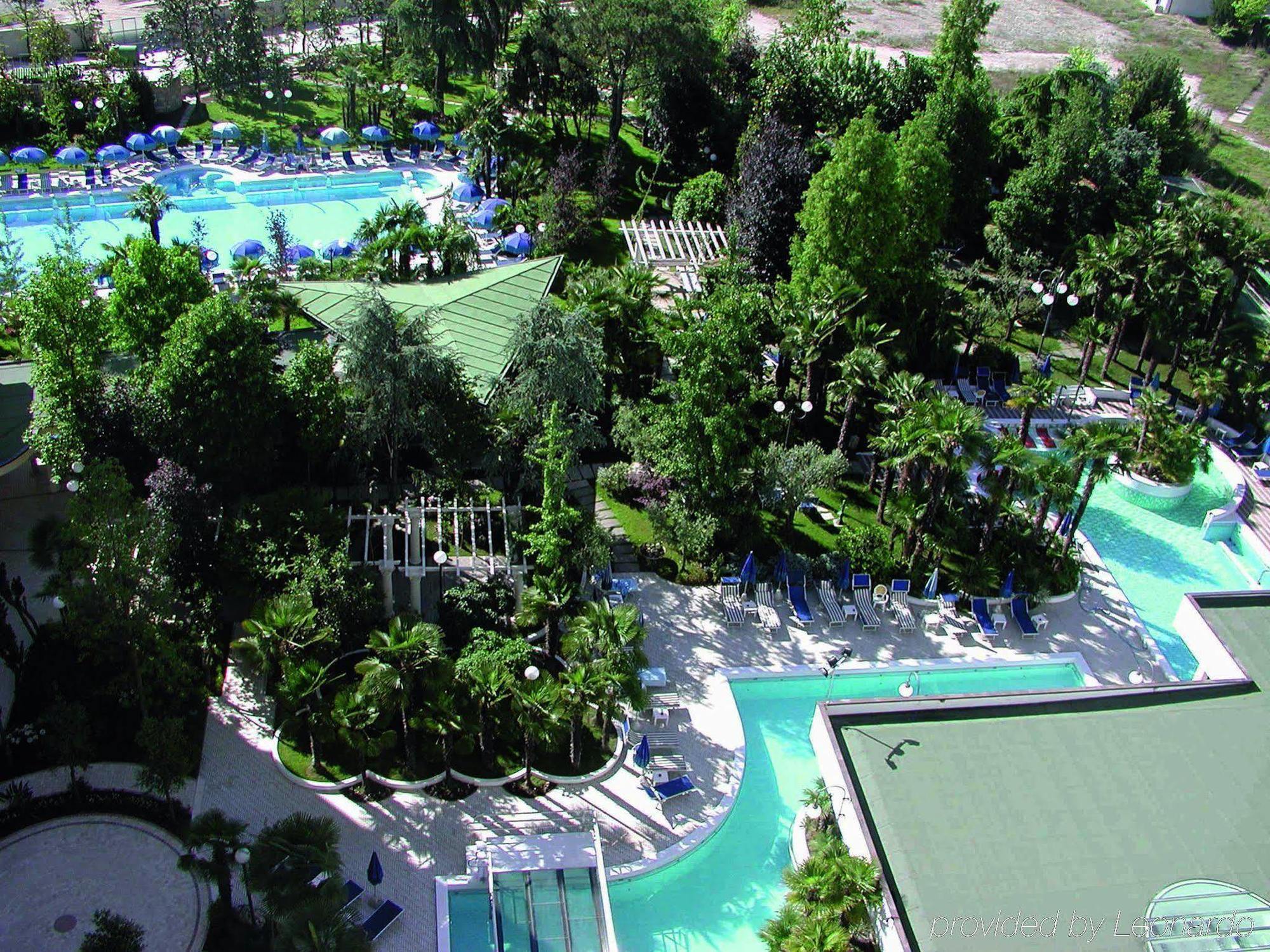 Grand Hotel Trieste & Victoria Абано Терме Съоръжения снимка Aerial view of the hotel