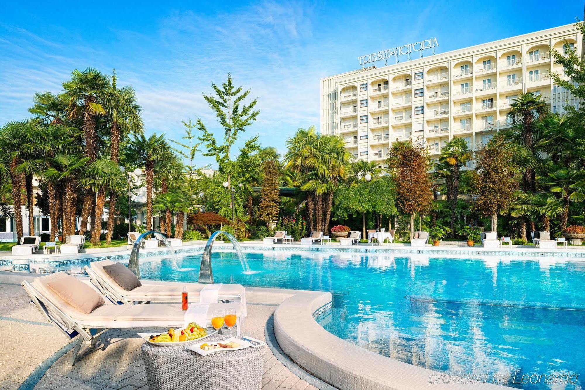 Grand Hotel Trieste & Victoria Абано Терме Екстериор снимка The hotel's swimming pool
