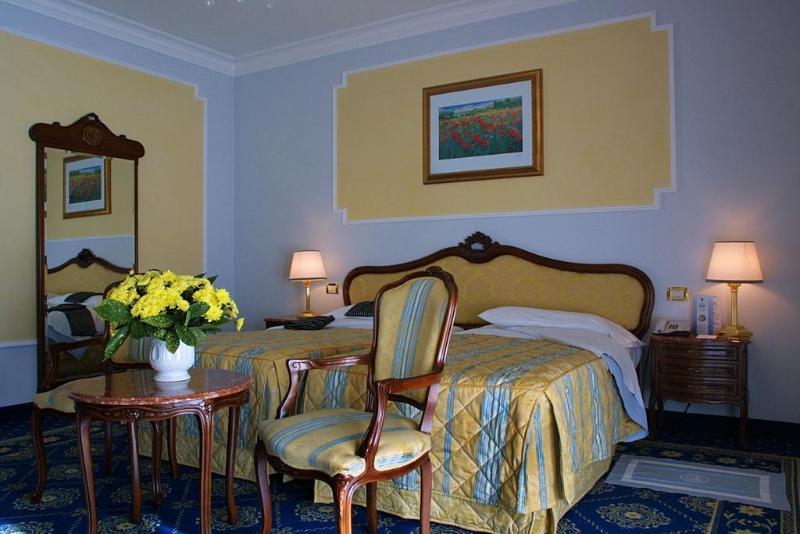 Grand Hotel Trieste & Victoria Абано Терме Екстериор снимка A room at the hotel
