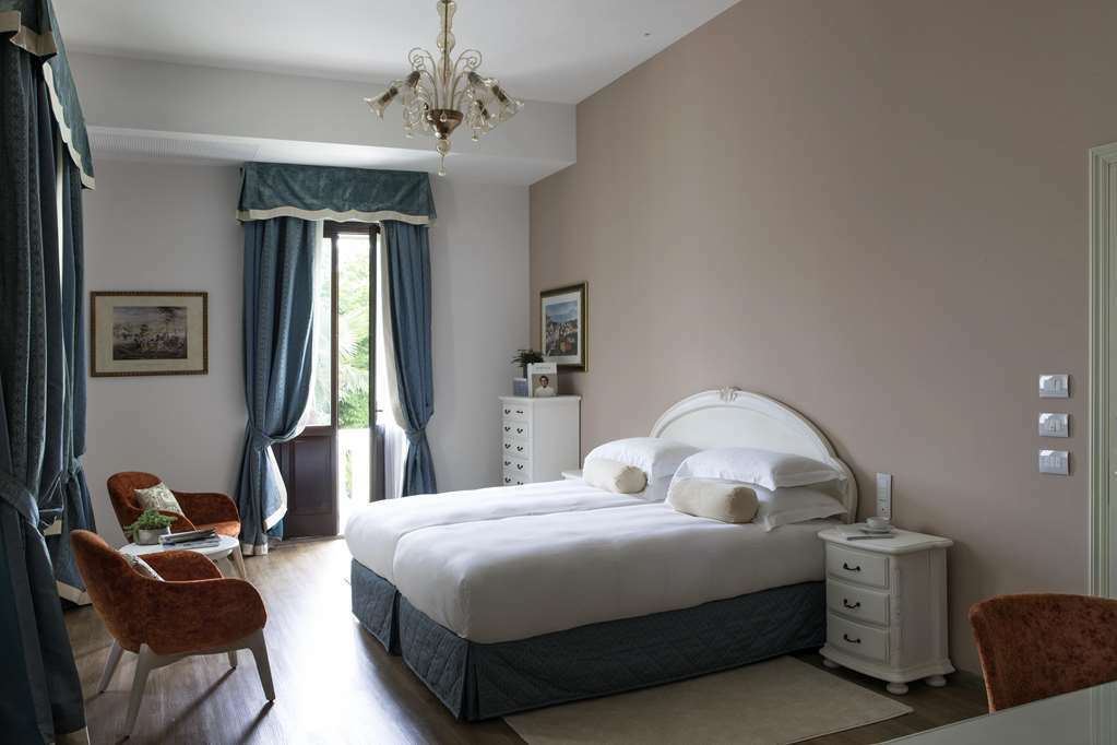 Grand Hotel Trieste & Victoria Абано Терме Стая снимка A room at the hotel