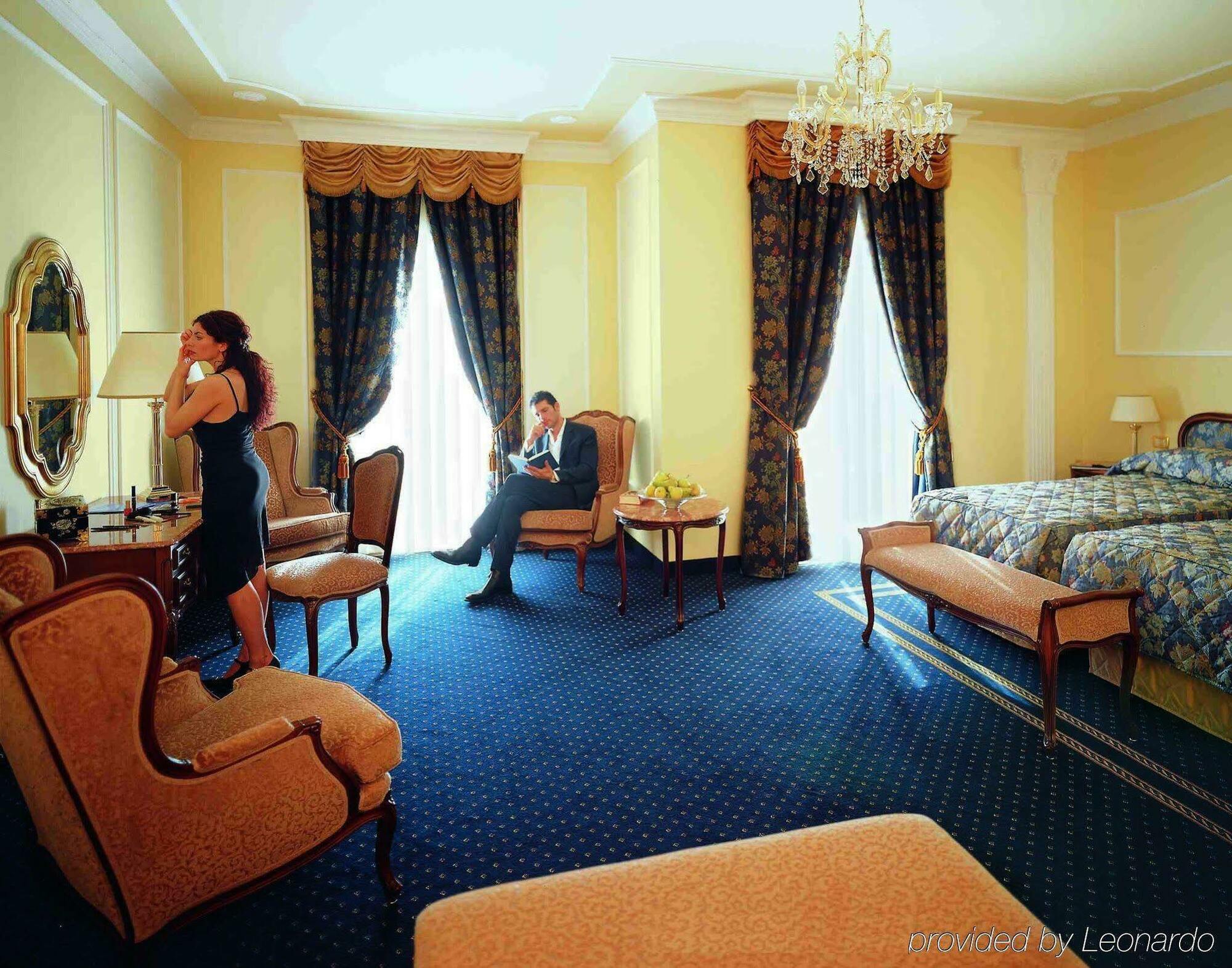 Grand Hotel Trieste & Victoria Абано Терме Екстериор снимка A suite at the hotel