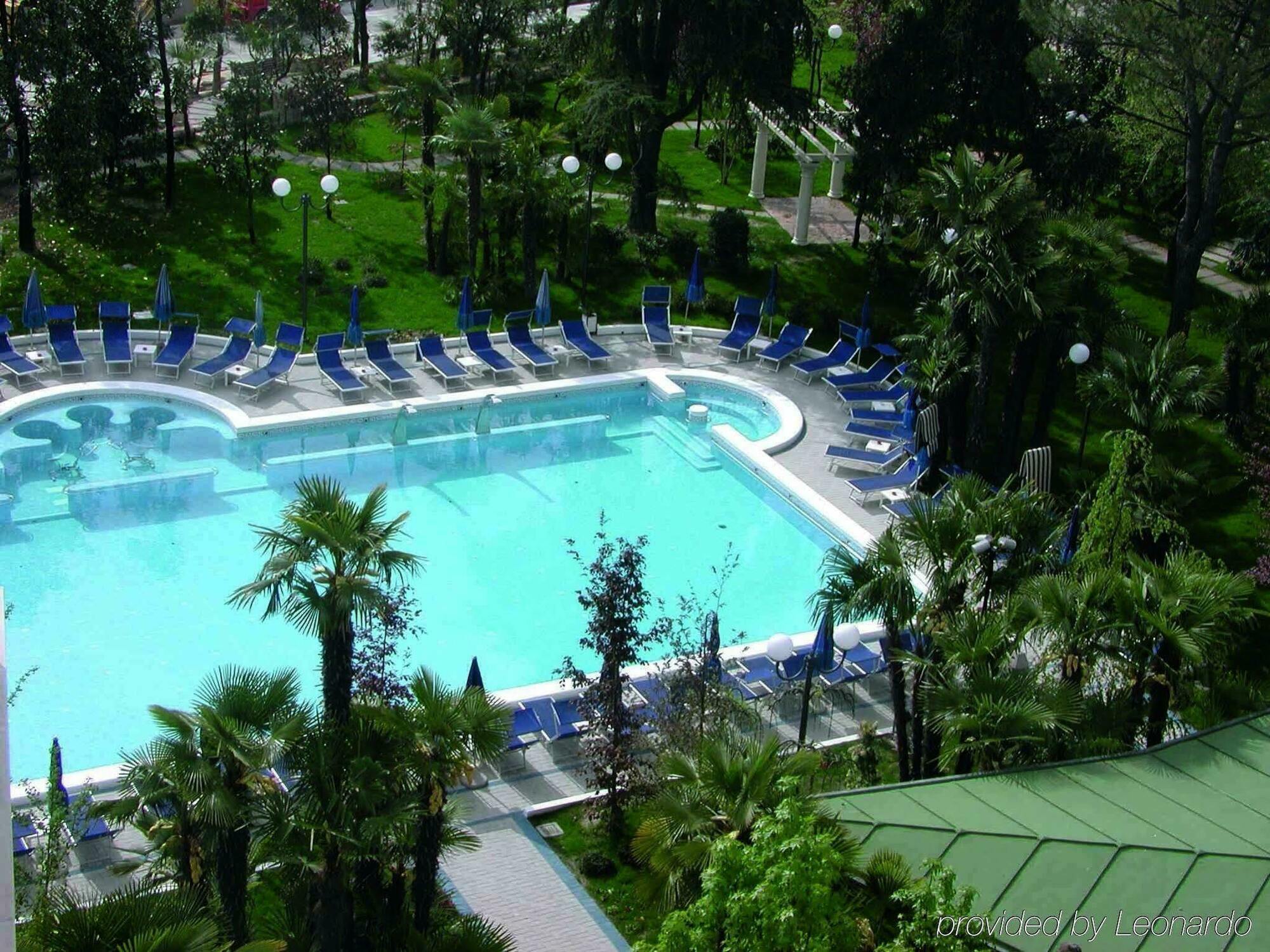 Grand Hotel Trieste & Victoria Абано Терме Съоръжения снимка The swimming pool
